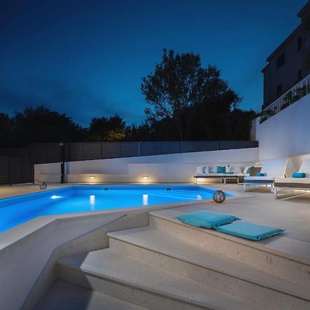 Villa Miholina - With Heated Swimming Pool Трогир Екстериор снимка